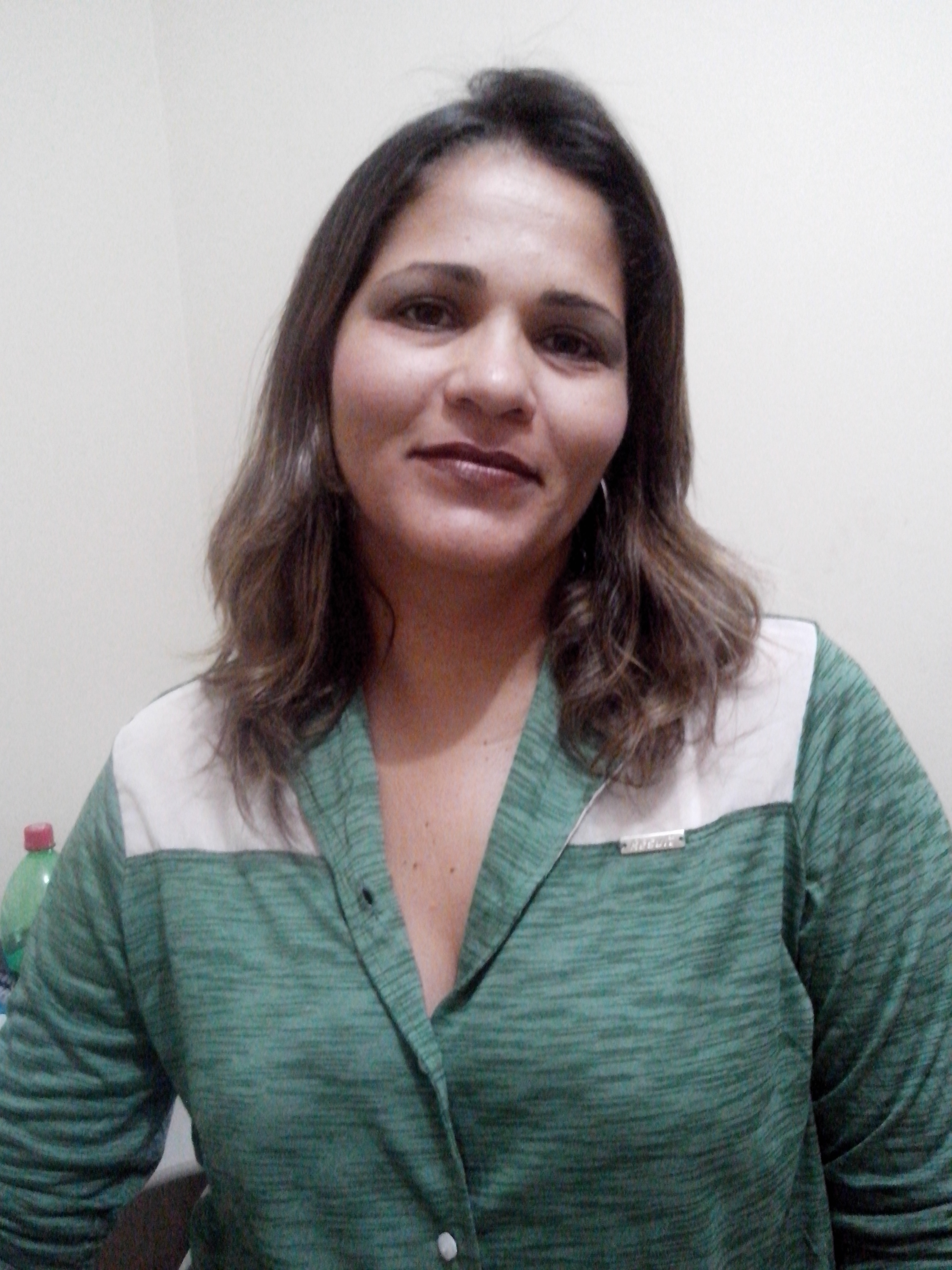 Cleone Maria Alves de Magalhães é graduada em letras pelo Centro de Ensino Superior do Vale do São Francisco/CESVASF, sendo especialista em Língua ... - IMG_20130510_193307